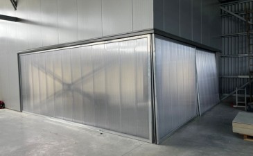 Produkt arcoWall 60 mm v kombinaci s PIR panelem. Jedna stěna z části odjímatelná.